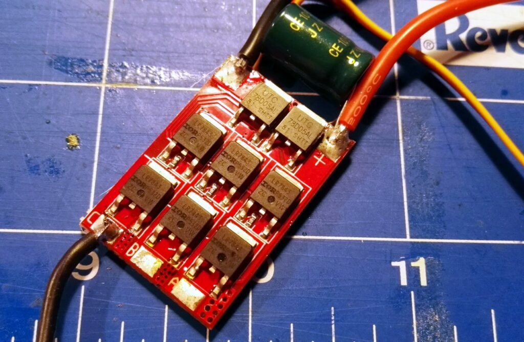 MOSFET transistors on the EMAX ESC